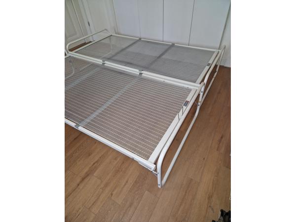 Stalen bed met onderschuifbed